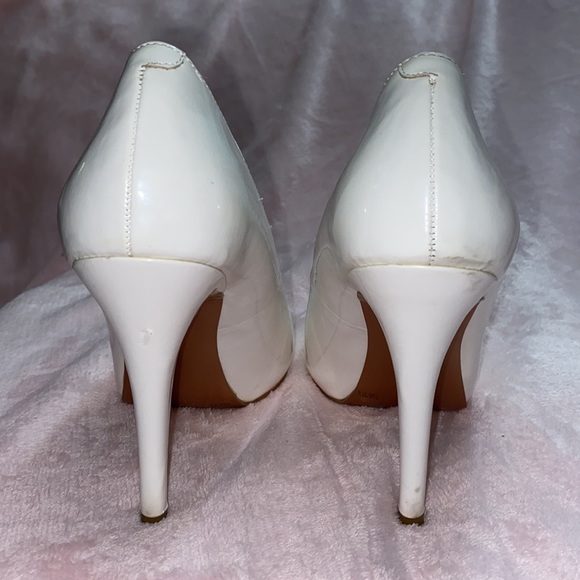 BCBGeneration WHITE PATENT PEEP TOE PUMPS - Picture 6 of 11